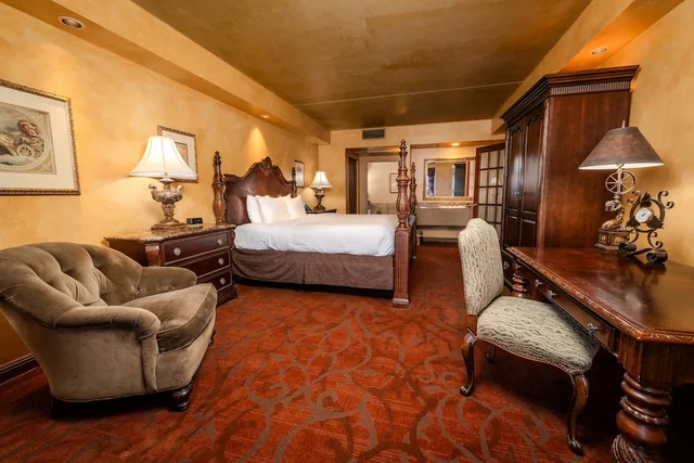 Vice President, Suite, King Bed، Chateau On the Lake Resort Spa And Convention Centre 4/6
