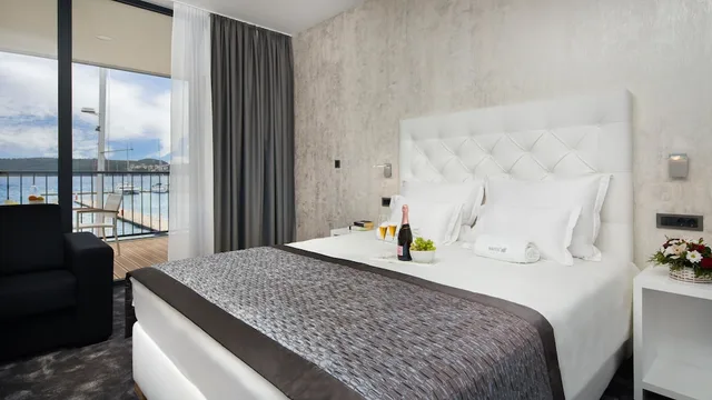 غرفة بسرير كينج بإطلالة على البحر بشرفة مع أريكة، Marina Baotic Apartments 2/4