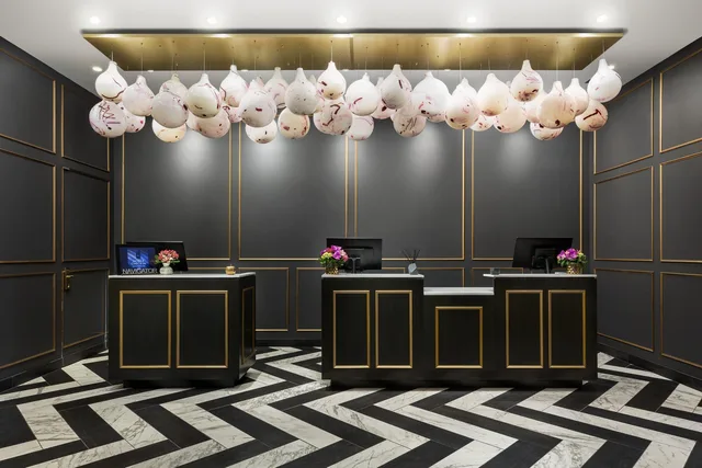 جناح جونيور ثلاثي، Hotel 57 2/2