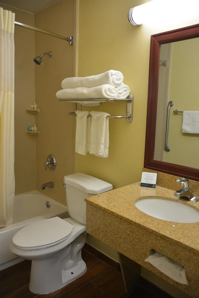 غرفة بسريرين مزدوجين، Quality Inn and Suites Dublin, OH 7/10