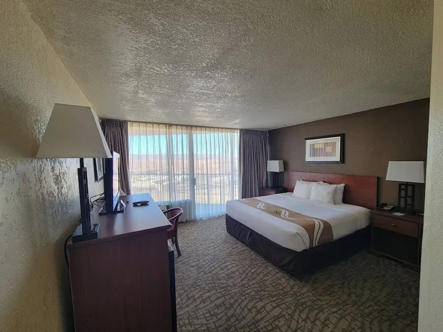 غرفة ديلوكس بسرير كينج بإطلالة على الجبل بشرفة، Scenic View Inn - Lake Powell - Page AZ 2/2