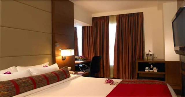 غرفة كلوب بسرير كينج بحوض استحمام، Royal Orchid Central Pune 1/6