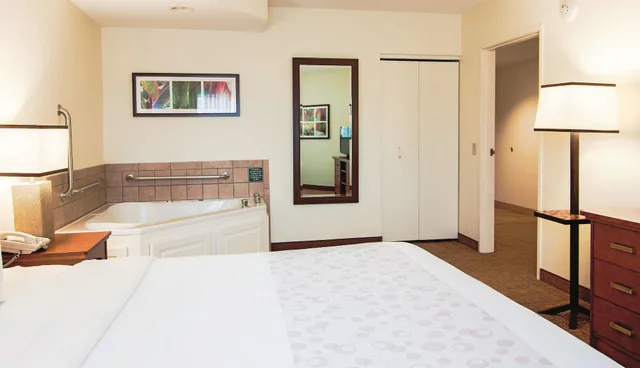 جناح ديلوكس بسرير كينج، La Quinta Inn & Suites by Wyndham Bannockburn-Deerfield 4/5