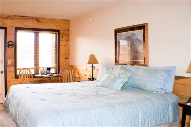 Standard, King Bed, No Air Condition، Inn at SilverCreek 2/6
