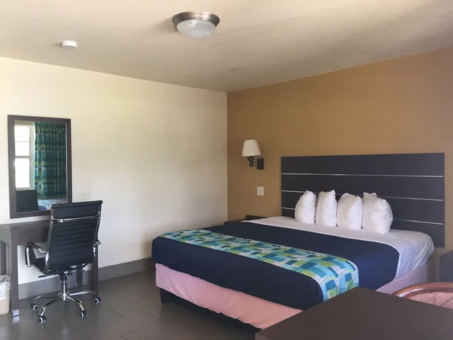 Room, King Bed, American Inn Punta Gorda 4/7