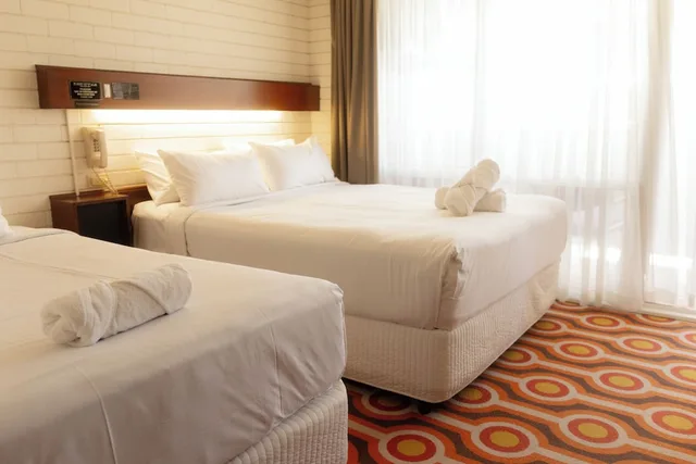 غرفة قياسية بسرير كوين وسرير فردي بشرفة، INDIAN OCEAN HOTEL 1/3