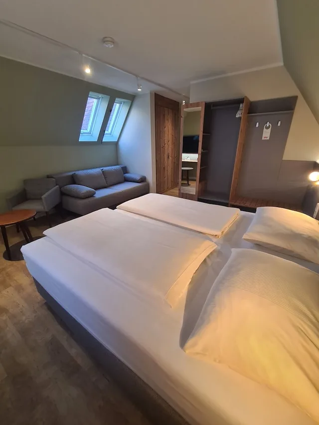 غرفة ثلاثية بسريرين منفصلين مع أريكة، Stadthotel Engel 4/10