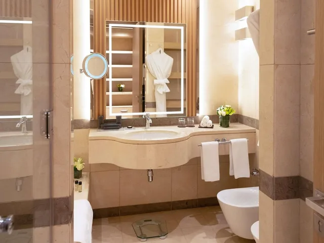 Business, Suite, King Bed, La Cigale Hotel 2/5