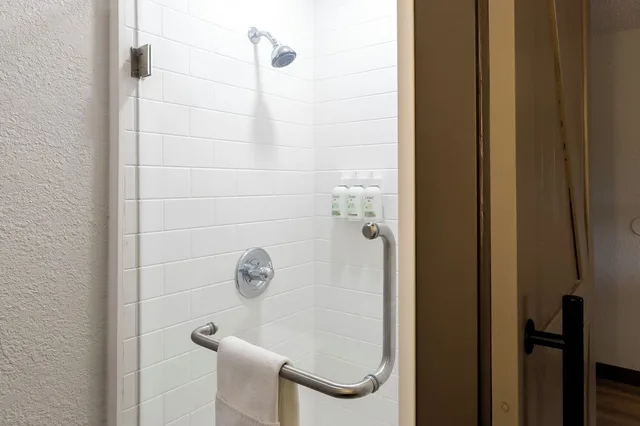 Room, King Bed, Wingate by Wyndham Owensboro 7/7