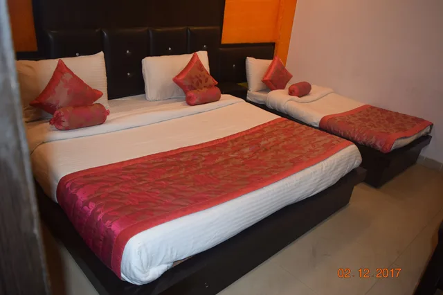غرفة ديلوكس ثلاثية بسرير مزدوج وسرير فردي بغرفة نوم واحدة للمدخنين، Trishul Hotel 1/2