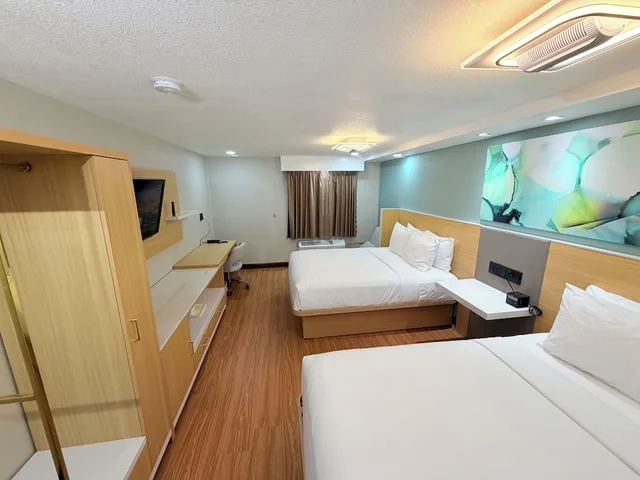 Deluxe, 2 Queen Beds, Courtyard View, Wyndham Garden Salina Conference Center 6/10