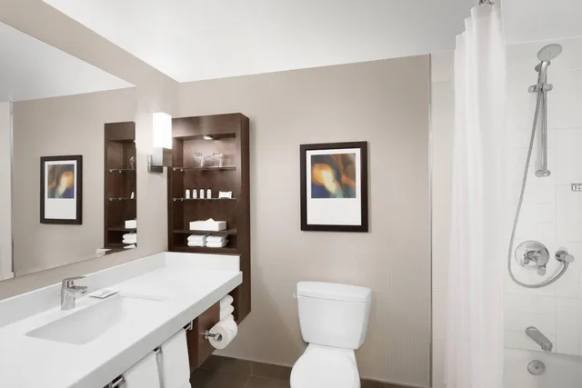 Deluxe, King Bed, Atrium Building، Delta Hotels By Marriott Calgary South 7/8