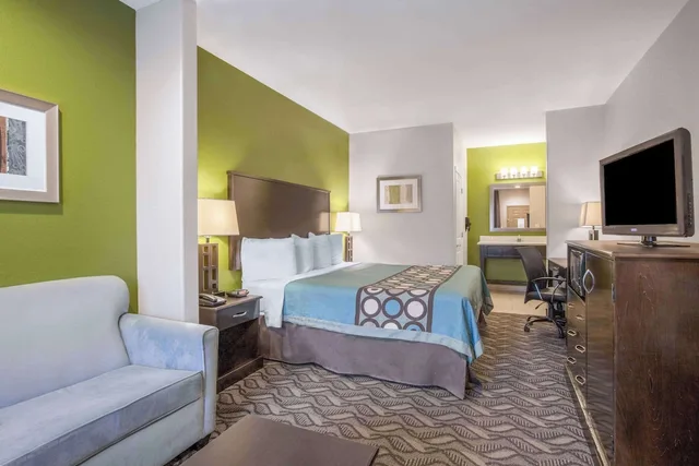 غرفة بسرير كينج بمطبخ، Super 8 by Wyndham Mansfield LA 3/8