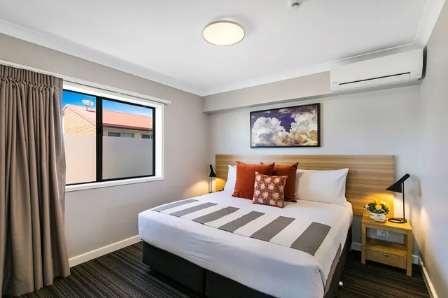 2 Bedrooms, Apartment, King and Twin Beds, Potters Boutique Hotel 2/6