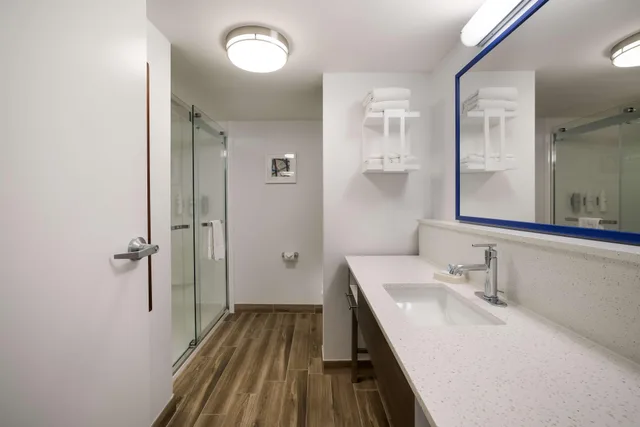 غرفة بسرير كوين، Hampton Inn McHenry 7/7
