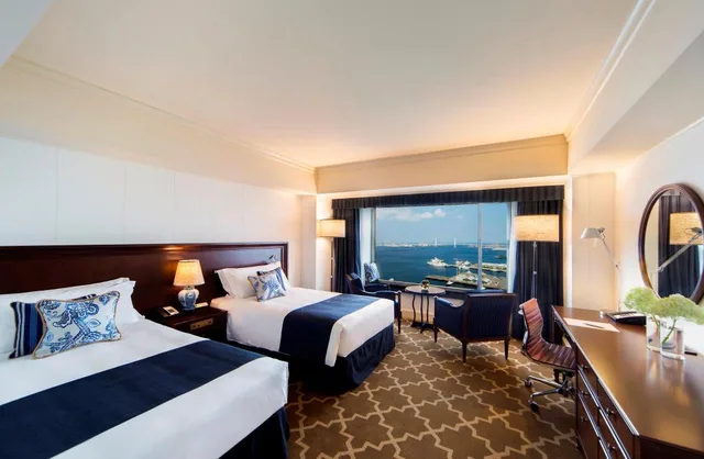 غرفة بريميوم بسريرين منفصلين بإطلالة على المرفأ مع دخول صالة النادي في طابق مرتفع، InterContinental Yokohama Grand 1/4