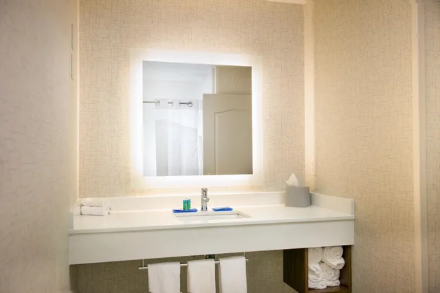 غرفة بسريرين مزدوجين مع أريكة، Holiday Inn Express Hotel & Suites Wausau 6/7