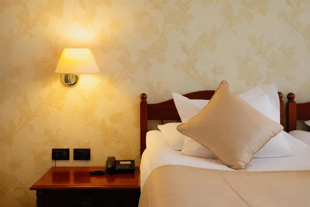 Room, Twin Beds, Grand Hotel & Spa Tirana 5/6