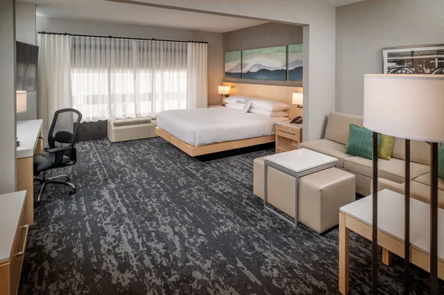 Club, Suite, King Bed, Sofa, Delta Hotels Huntington Downtown 2/5