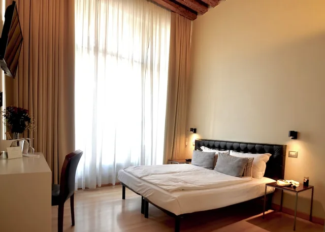 غرفة ديلوكس بسرير مزدوج بإطلالة على القناة بشرفة، Hotel Tiepolo 1/6