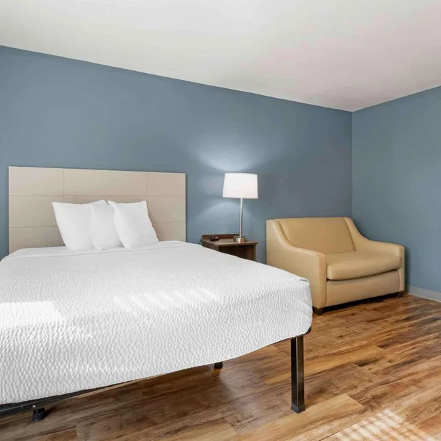 غرفة بسرير كوين مع أريكة، WoodSpring Suites Deerfield Beach 1/6