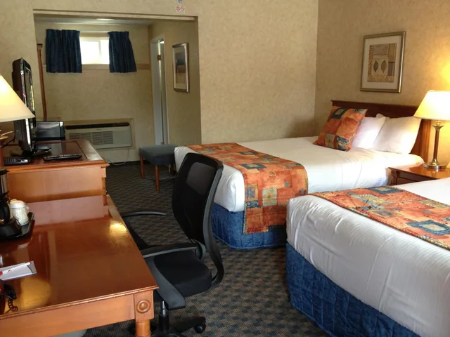 غرفة بسرير كينج وسريرين كوين، North Vancouver Hotel 5/7