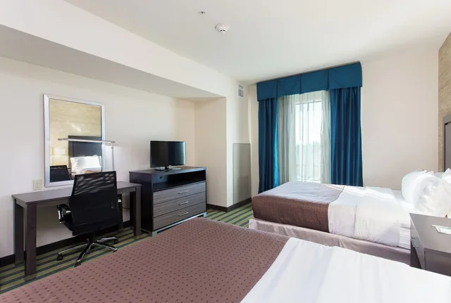 جناح بسريرين كوين مع أريكة، Holiday Inn Texarkana Arkansas Conv Ctr 1/4