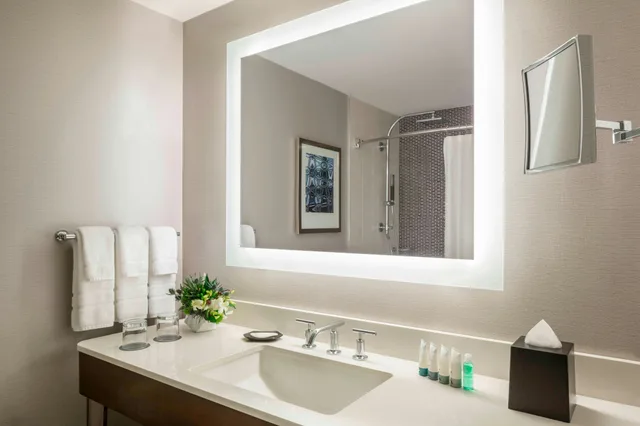 غرفة بسرير مزدوج، The Westin South Coast Plaza 2/3