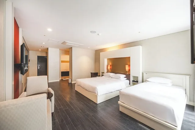 غرفة ديلوكس عائلية بسرير كوين وسرير فردي، Sunset Hotel 6/10