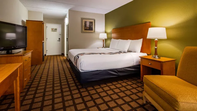 غرفة، Best Western Plus Chicago Hillside 2/3