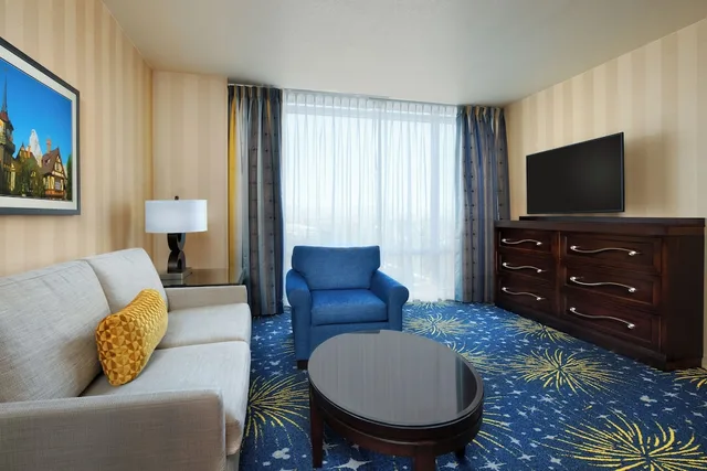 1 Bedroom, Junior Suite, King Bed, Murphy Bed, Sofa، Disneyland Hotel 2/3