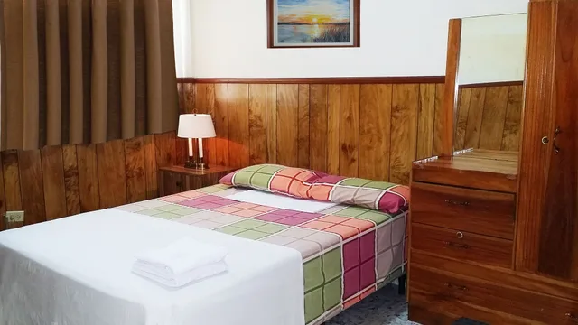 غرفة بسرير كوين، Hotel Manantiales El Salvador 1/8