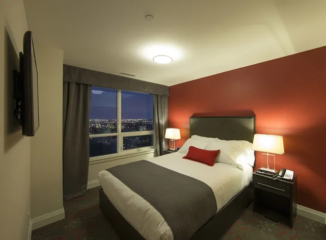 جناح بسرير كوين بغرفة نوم واحدة مع أريكة، Liberty Suites Hotel 1/2