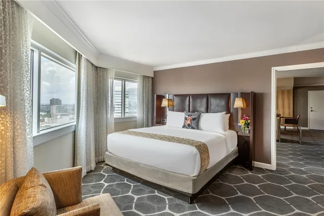 Governor, Suite, King Bed, Royal Sonesta Houston Galleria 1/2