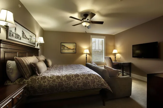 غرفة بريميوم بسرير كينج مع أريكة، Grant Street Inn 1/3