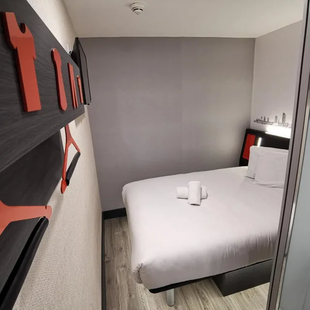 Standard, Double Bed, No Window، easyHotel Leeds City Centre 7/10