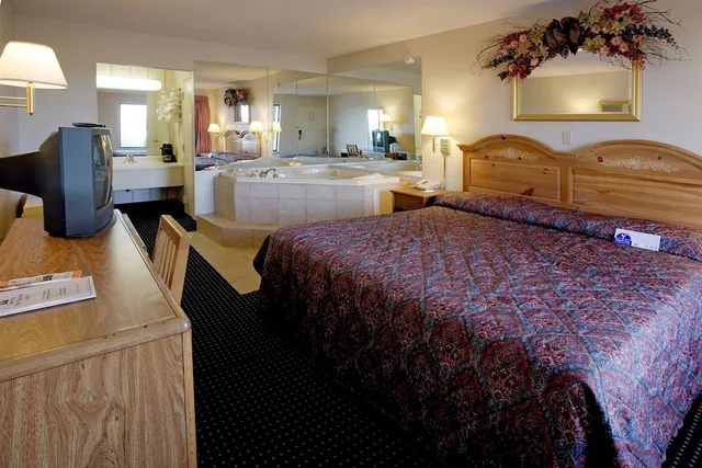 غرفة بسرير كينج بحوض جاكوزي للمدخنين، Americas Best Value Inn & Suites Murfreesboro 2/4