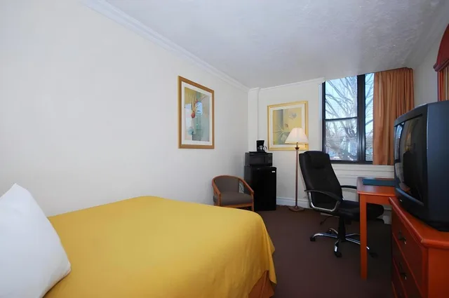 غرفة قياسية بسريرين منفصلين بإطلالة على المدينة للمدخنين، Quality Inn Massena NY 1/1