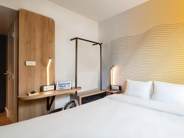 Room, Queen Bed, B&B HOTEL Lyon Centre Perrache 3/10
