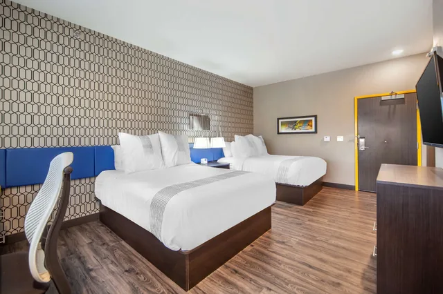 Standard, 2 Queen Beds, Accessible, Glo Best Western Dawley Farms In Sioux Falls 6/10