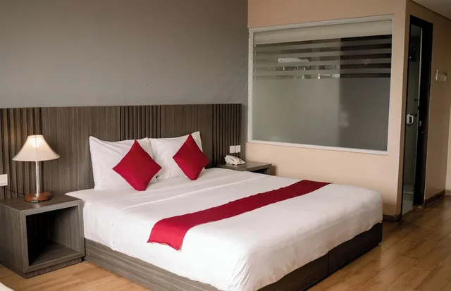 غرفة ديلوكس بسرير كينج بإطلالة على المدينة بغرفة نوم واحدة، Merapi Merbabu Hotels Resort Bekasi 3/7