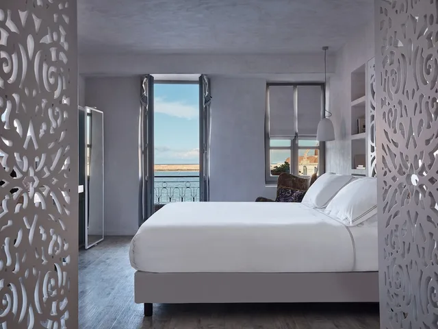 White, Suite, Queen Bed, Sea View, Balcony، Chania Inn 6/9