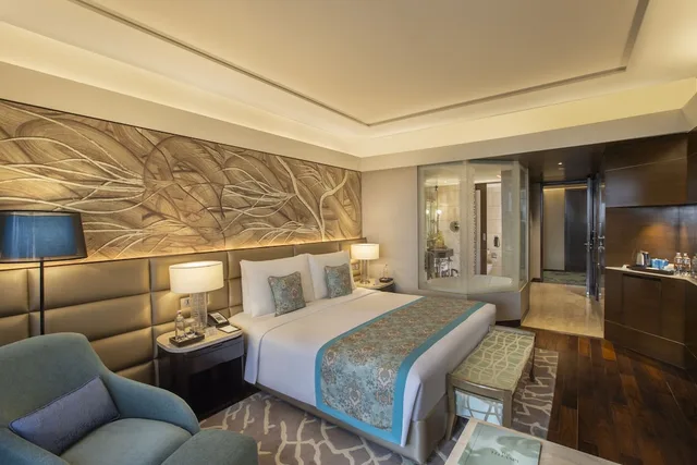 Club, Superior, King Bed, The Leela Ambience Convention Hotel Delhi 2/7
