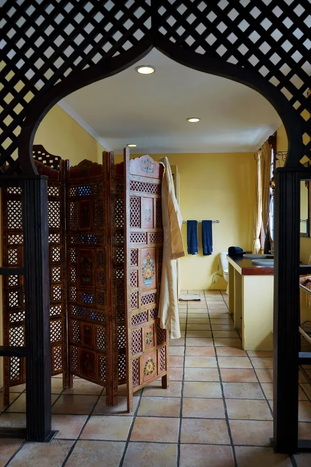 جناح سيغنتشر بسرير كينج بإطلالة على المدينة بشرفة، Zanzibar Palace Hotel 1/1