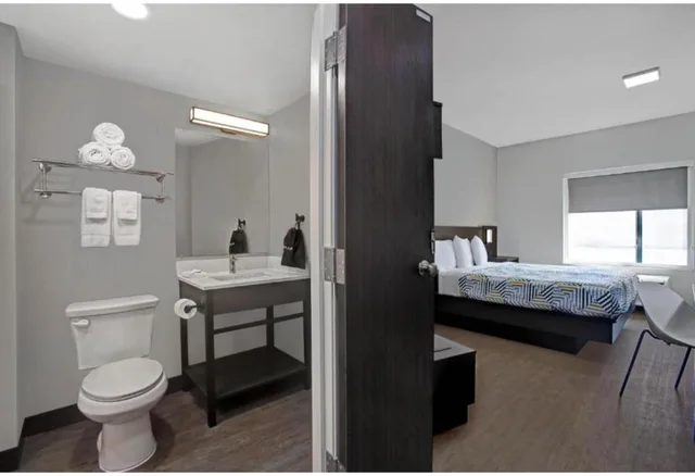 1 King Bed Mobil Access Tub Nsmk Kitchen، Motel6 Monahans, TX 6/8