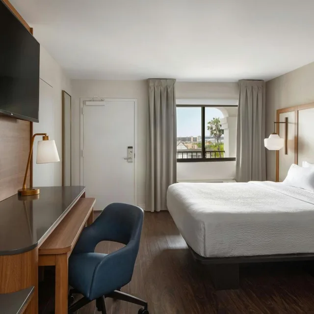 غرفة بسرير كينج في طابق منخفض لذوي الإعاقة، Fairfield Inn By Marriott Anaheim Resort 3/10