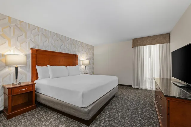جناح بسرير كينج بغرفتين مع أريكة، Drury Inn and Suites Creve Coeur St Louis 1/2