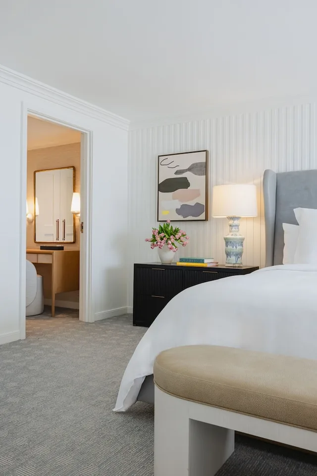 2 Bedrooms, Suite, 1 King and 2 Queen Beds, City View, Accessible, Regent Santa Monica Beach 2/5