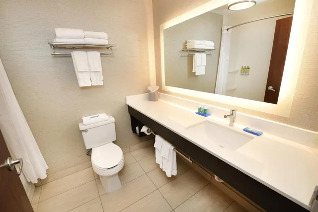 جناح بسرير كوين بغرفة نوم واحدة، Holiday Inn Express Hotel And Suites Grand Forks 4/6