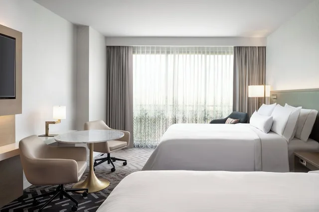 Room, 2 Queen Beds, Theme Park View, Balcony, Accessible، The Westin Anaheim Resort 3/5